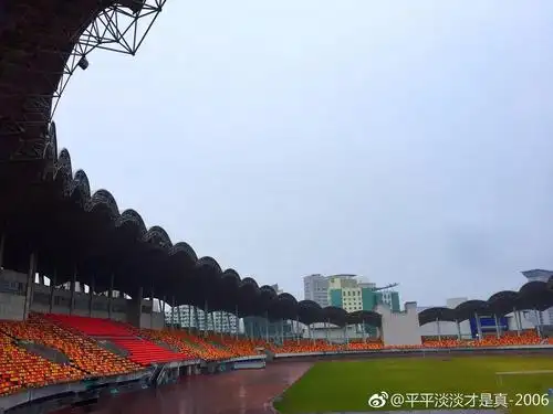 温岭体育馆是温岭人锻炼的好去处. 摄于雨天傍晚)