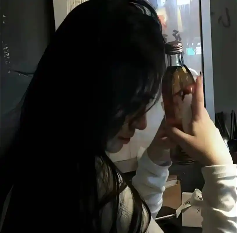 冷淡到极致的头像小女生