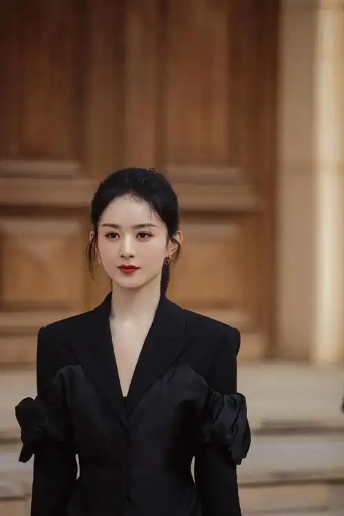 赵丽颖扎马尾穿黑装干练霸气红唇吸睛