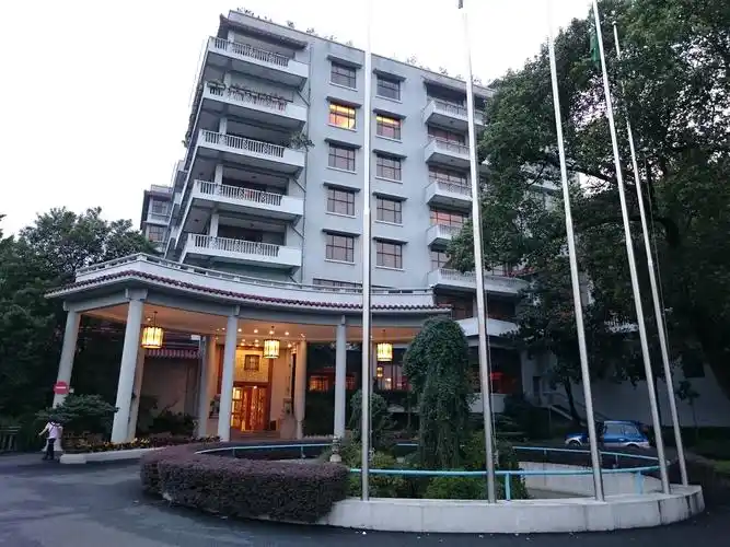 中国最老的杭州香格里拉饭店和最新的杭州城中香格里拉大酒店report