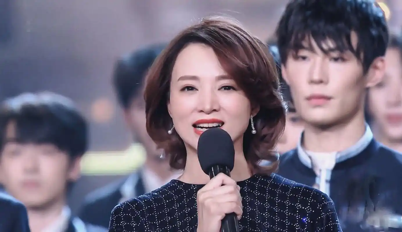 董卿一出场就镇住了站c位上热搜全靠这次发型做的好