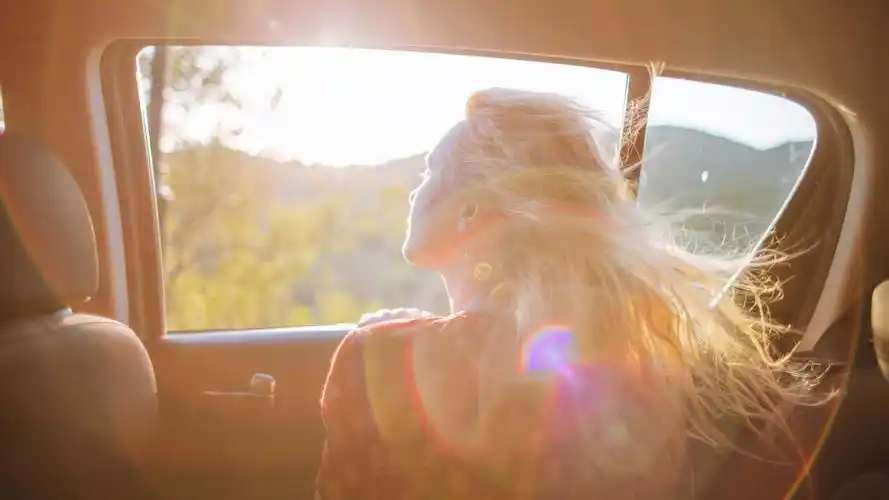 望向车窗外的女生图片28