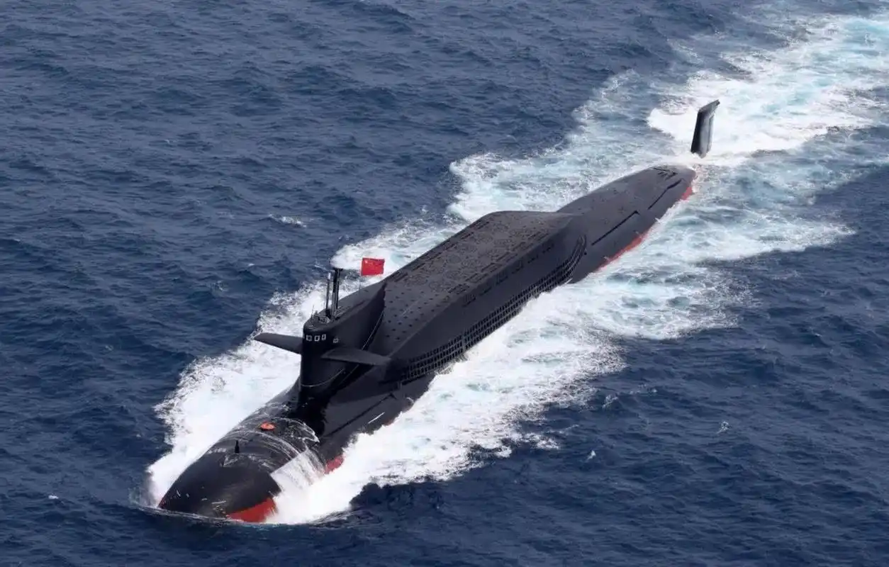 9万吨级别的美国俄亥级战略核潜艇与中国094战略核潜艇常同角度对比图