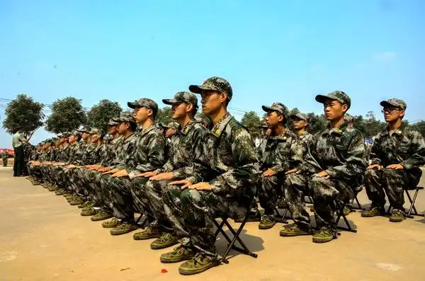 军人作风,坐姿也不含糊