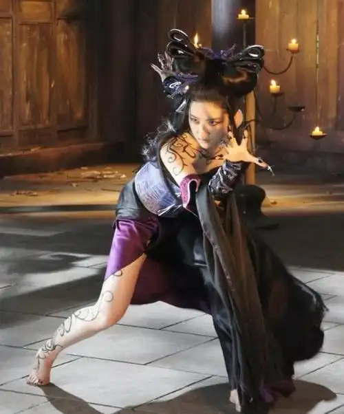 刘亦菲拍游戏代言大片,大腿纹身霸气十足,穿抹胸短裙尽显女人味