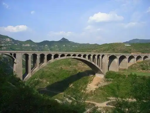 下图是哪一种拱桥的桥台? [图]a,齿槛式桥台b,空腹式桥.