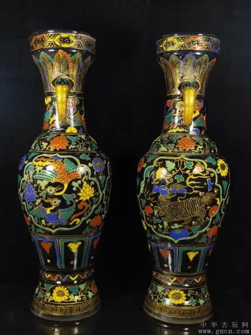 大明永乐描金凤纹象鼻赏瓶,磨损自然均匀,入釉深邃,造型敦厚古朴,线条