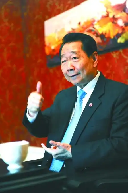 在"两江"建商业航母     谢国民现年71岁,祖籍中国广东,1964年加入