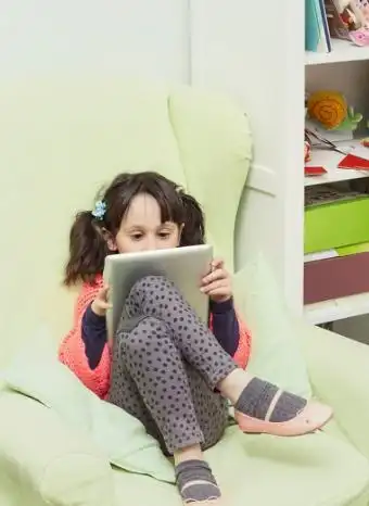 最有范儿宝宝走红,全程"跷二郎腿"听课,气质拿捏的非常到位