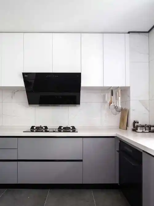 定做的橱柜占据了三面墙壁达到最大的储存效果,满足了屋主的收纳需求.