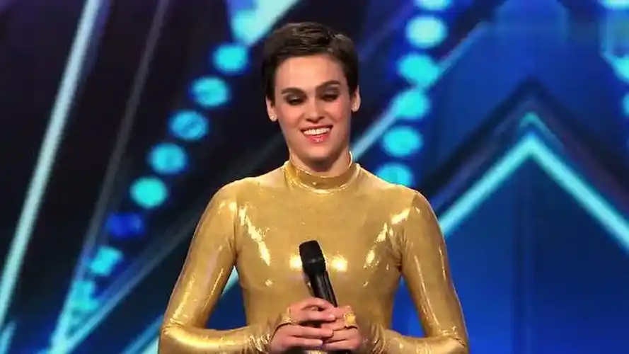 美国达人秀中蛇女表演逆天柔舞变身人形螺旋桨吓呆评委