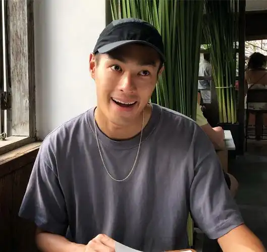 原创38岁杨佑宁官宣结婚 晒妻子照片让人羡慕 戚薇刘诗诗送出祝福