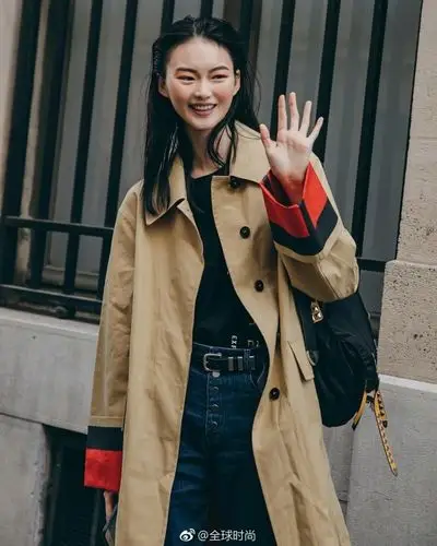 时尚明星#贺聪[超话]# 日常街拍,喜欢这个干净的女孩儿!