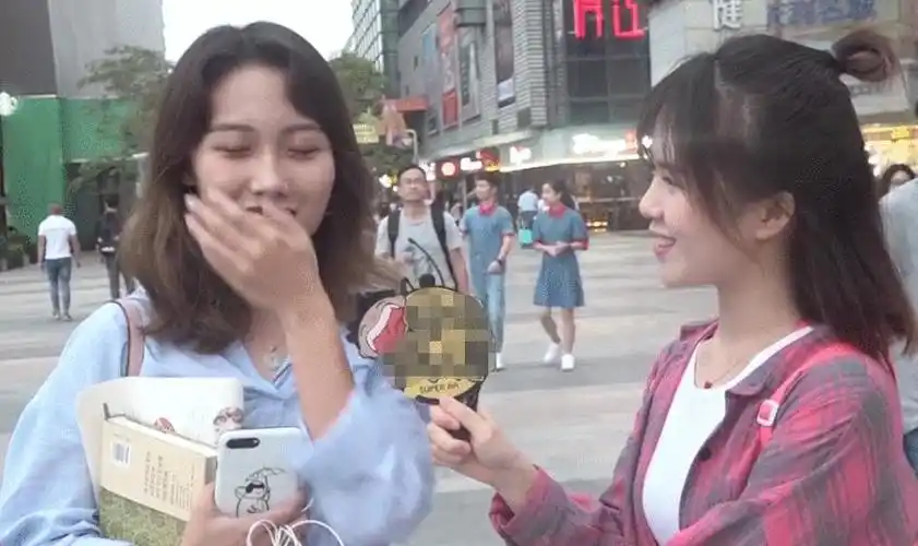 街头采访, 谈恋爱哪方面最花钱! 小姐姐突然开车让人猝不及防