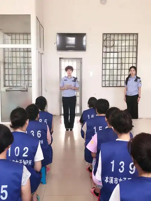 (左)在本溪市女子看守所内有这样一位"90后"女警,在女性在押人员面前