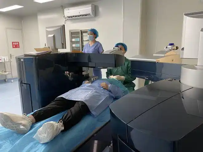 高考生想做近视眼手术,专家提醒——手术矫正视力宜早不宜迟!