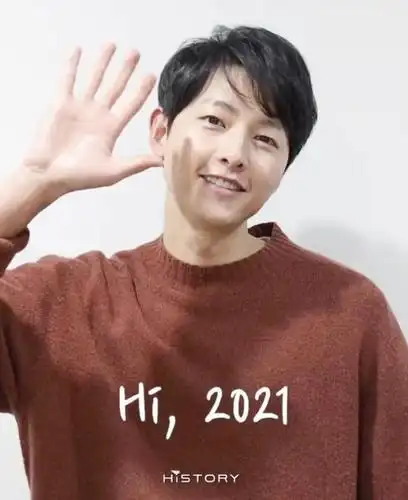 赶在跨年夜前夕,宋仲基给粉丝们送来了2021年的新年祝福