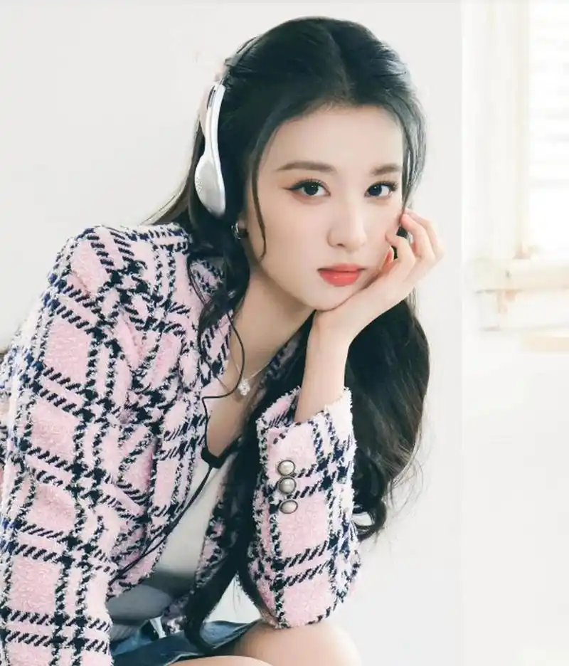 王楚然穿粉色格子外套搭配牛仔短裙,蝴蝶结扎发,妥妥的青春靓丽美少女