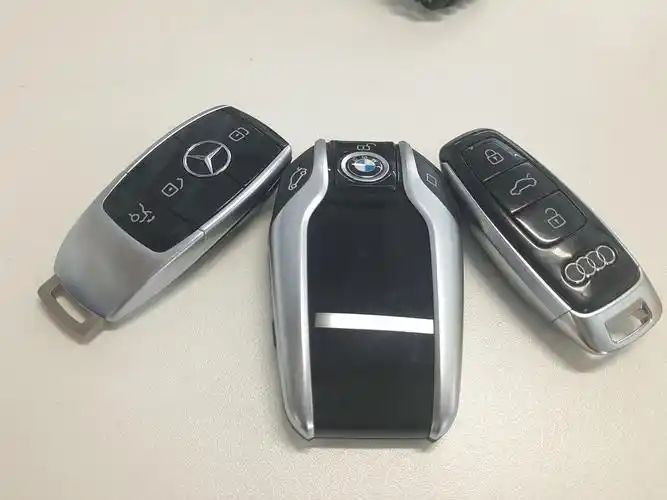 看到朋友圈同学炫富,但是不知道是什么车,内附法王(车钥匙),请各位