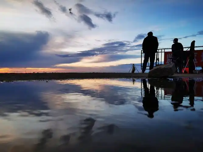 倒影和光影下的人物景观(2020-6-11)每日一练