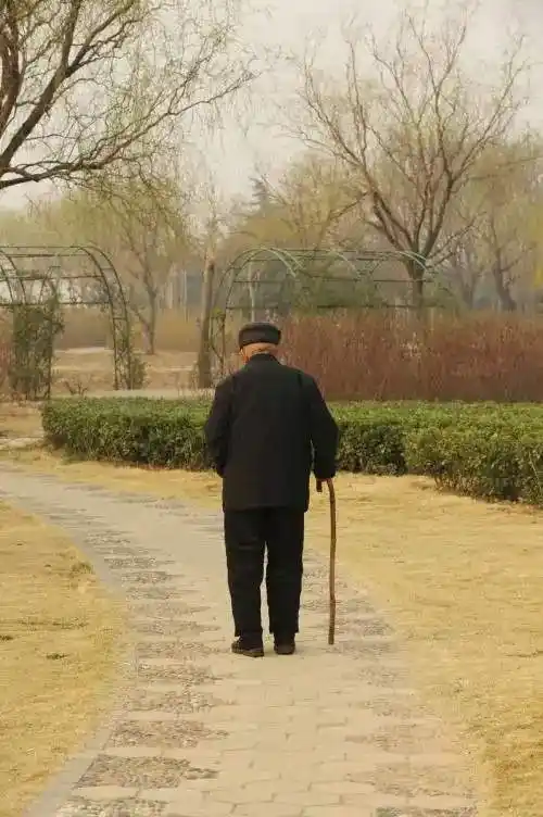 那背影让人心酸,但,带着那个时代的记忆_老人_马路_塑像