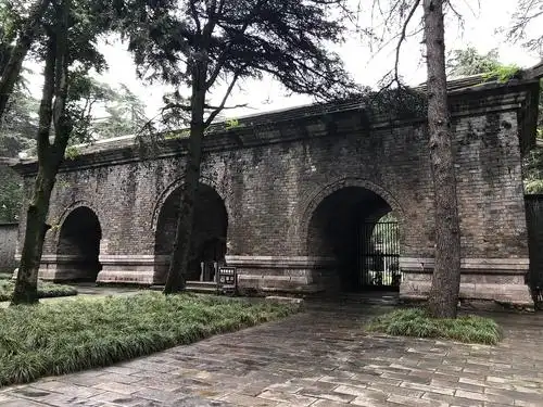 亭台都已经毁了,重新修缮了几个碑亭,还有十朝博物馆和明孝陵博物馆