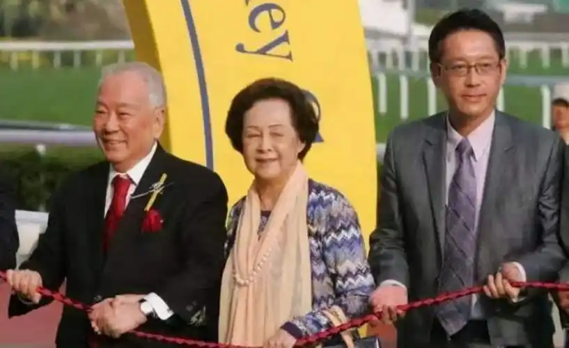 "他笑着说:曾有媒体问郑裕彤为什么不纳妾,彼时的郑裕彤已近80岁,而