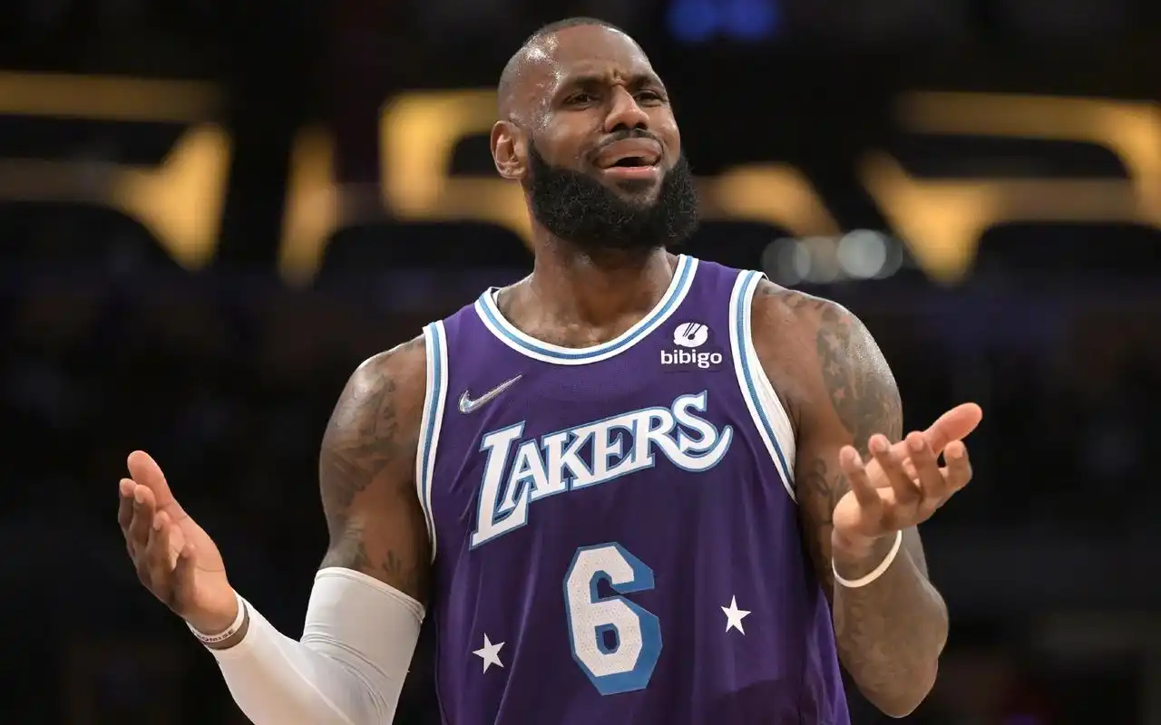 詹姆斯在湖人先后穿过两个号码:23号,6号.