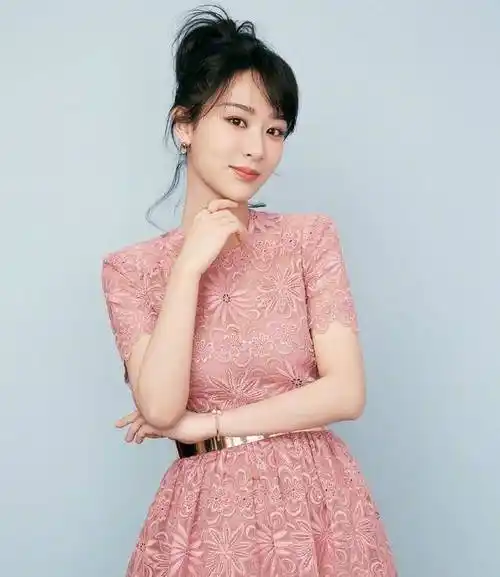 杨紫新春造型温婉优雅,粉粉嫩嫩好迷人,27岁宛如18岁少女_裙子_粉色