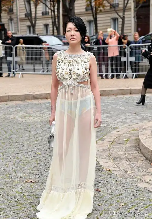 女明星让人惊艳的红毯造型(最暴露的16位女星红毯造型)