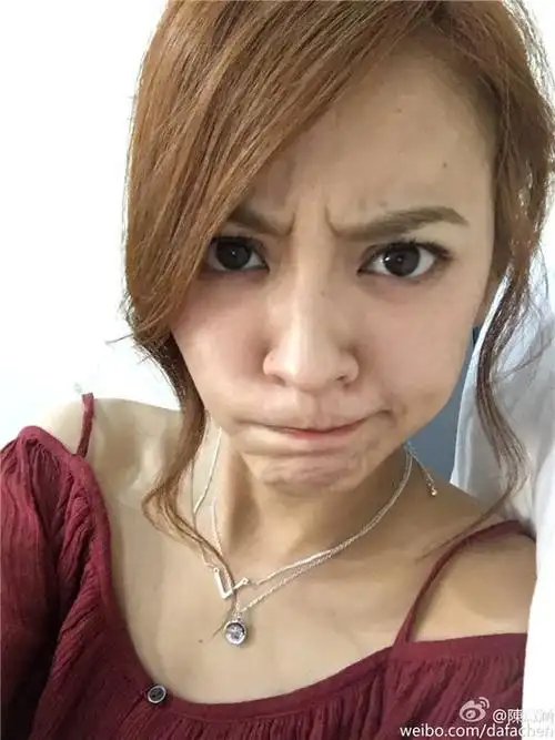 po了张自拍照,敢直接拍这么近的特写还不加滤镜和美颜,坛子(微信号