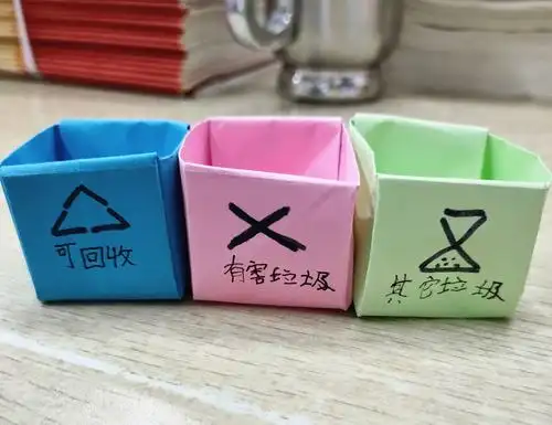 蔡雨伶的分类垃圾桶,图标和文字都有,让人一目了然,清清楚楚.