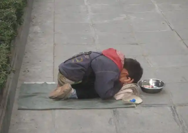 一个馒头救乞丐一命,10年后成为富豪报恩,恩人却避而远之