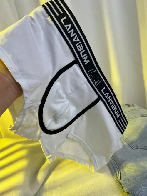 眼睛闪烁不定我就是想多看一眼这低腰内裤