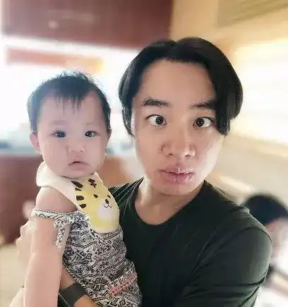 王祖蓝晒女儿,跟李亚男小时候一模一样,7个月身高达到1岁标准