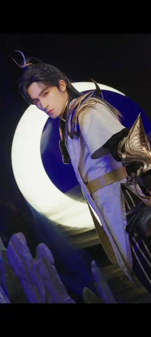 蓝发红眸#次元壁破了,小孩哥爆改李信99 一位秀发翩翩的古风美男子