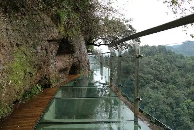 五指石玻璃栈道,居然也会让人走的心惊胆战