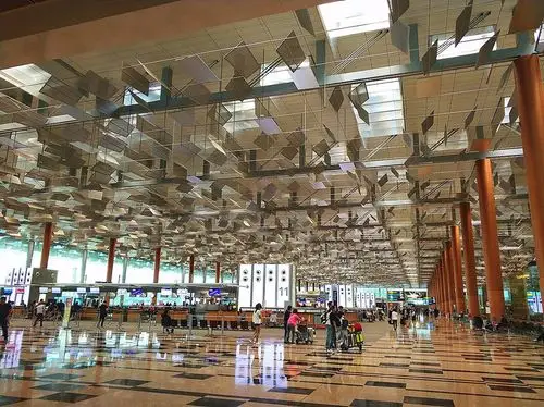 樟宜机场目前开放了3个航站楼,三座航站楼之间可以乘坐sky train轨道