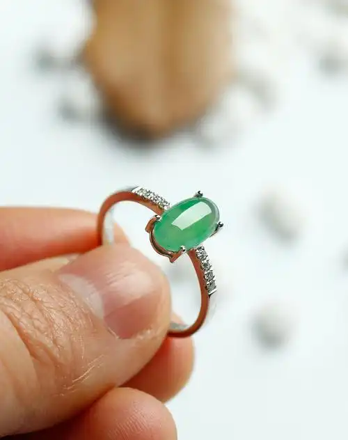 天然翡翠18k金镶嵌蛋面戒指