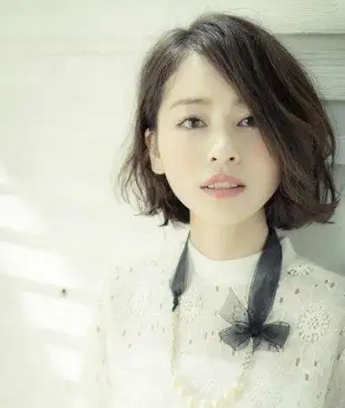 首页 女生发型 烫发 短发翻翘发型图片 短发烫翻翘发型 短发翻翘的