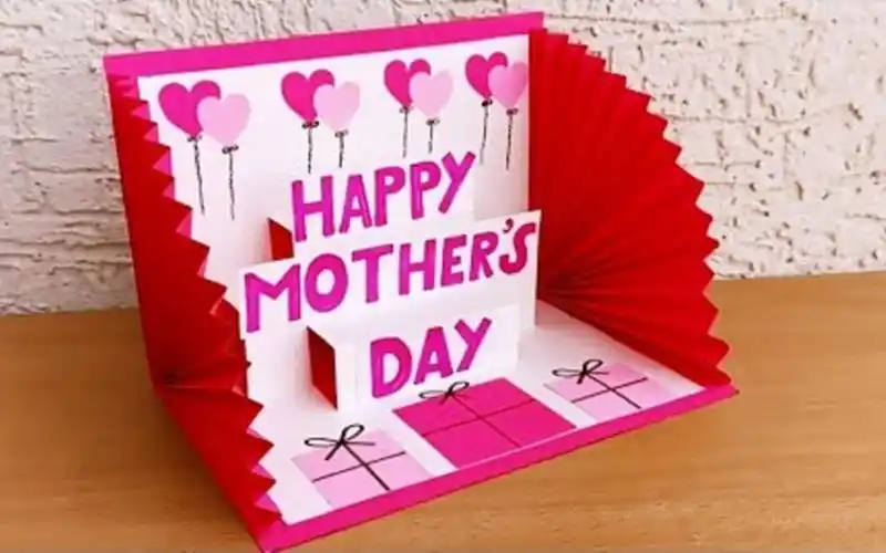 马上就要母亲节了,我们来制作一张漂亮的贺卡送给妈妈!