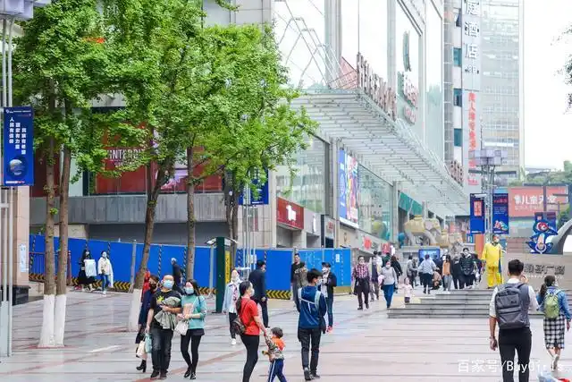 图-三峡广场来往购物逛街的人群