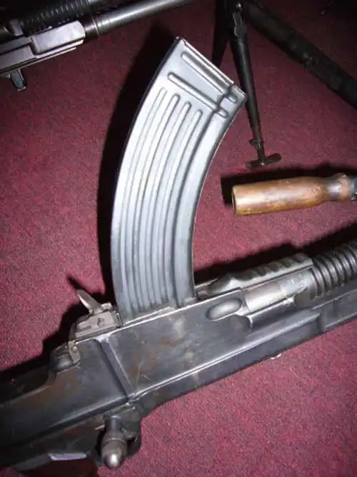 改制后的zb26轻机枪,插入56式冲锋枪弹匣