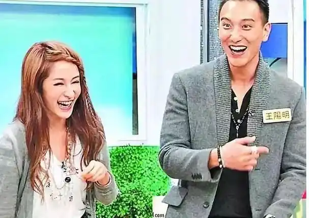 19年换17个男朋友43岁萧亚轩脸尖下巴突网友纵欲过度的代价