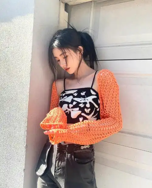 鞠婧祎这身穿搭真是绝,吊带背心直接短到胃,配渔网外套甜哭了