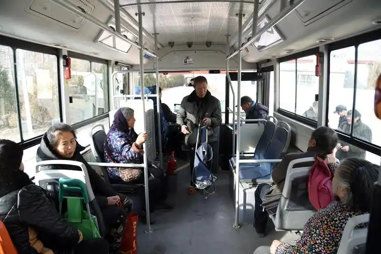 一个人一辆车一条线的山区扶贫公交