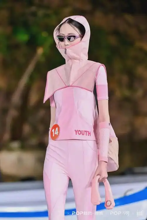 泳装设计倒影之美正在缓缓显露穿越科技与艺术的浪潮【倒影】秀演模特