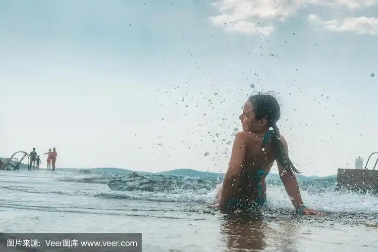 穿着比基尼的小女孩在克罗地亚海边戏水