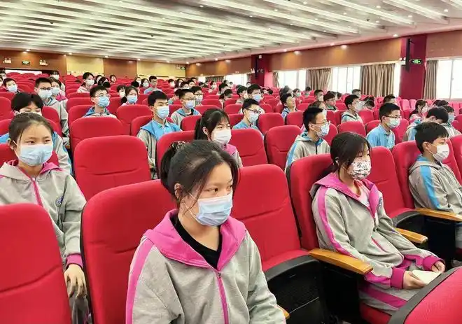 南阳市实验中学举行2022年春期期中表彰大会