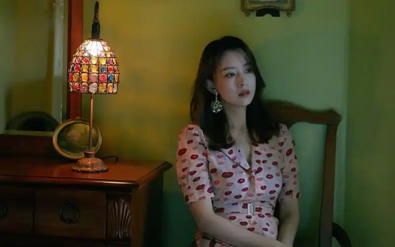 演员周奇奇优雅气质写真壁纸